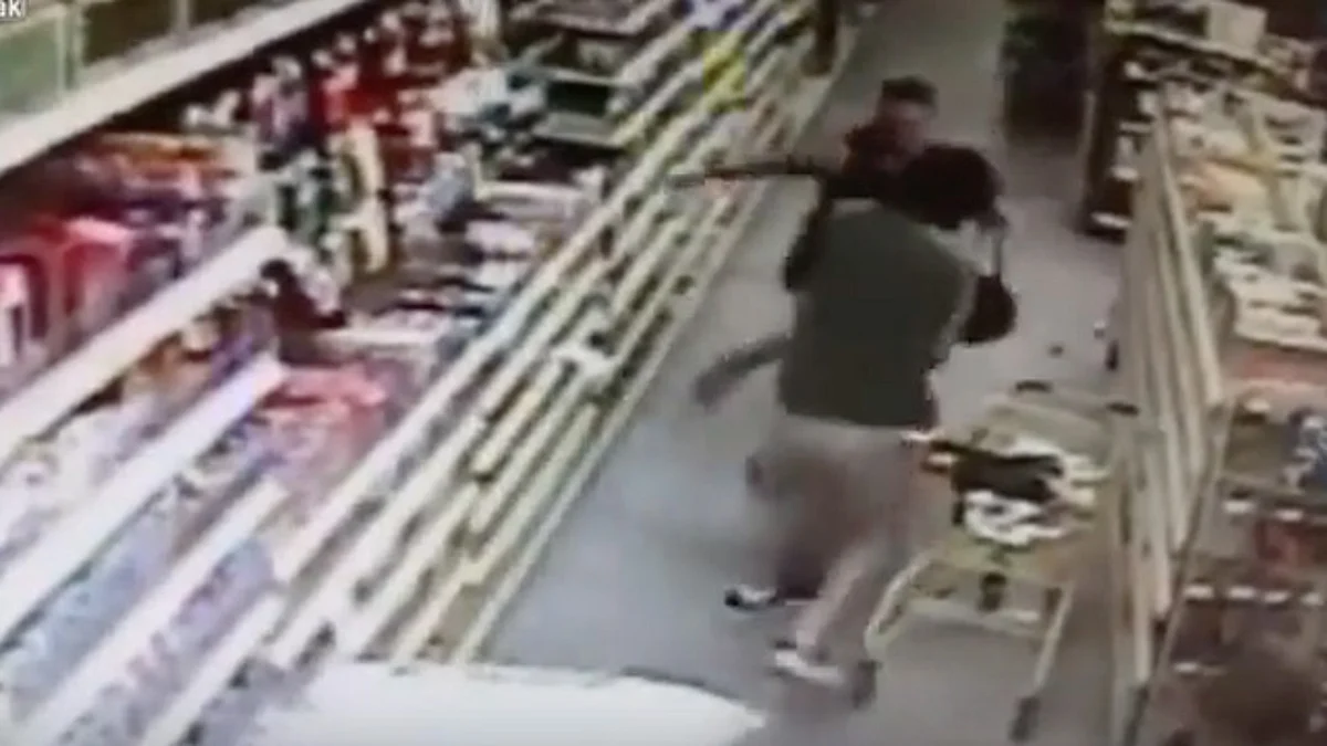 Video: Madre frustra secuestro de su hija en supermercado de Florida
