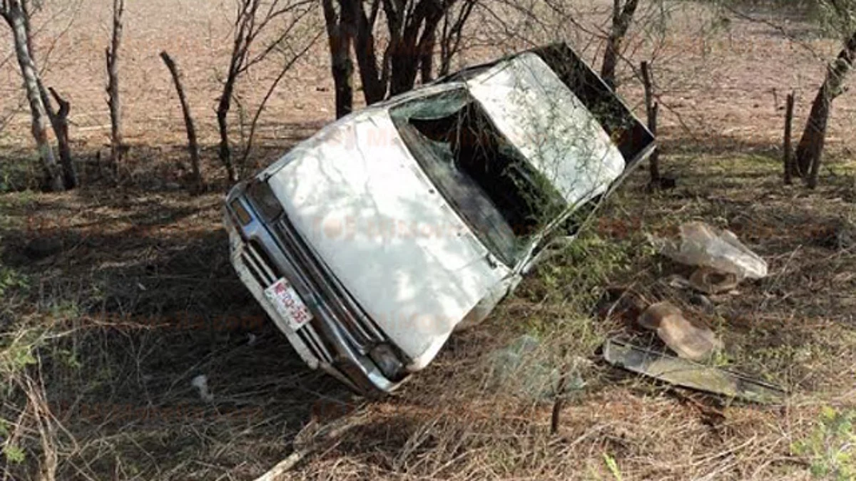 Tráiler los “saca” de la carretera y vuelcan en Huetamo; hay 6 heridos