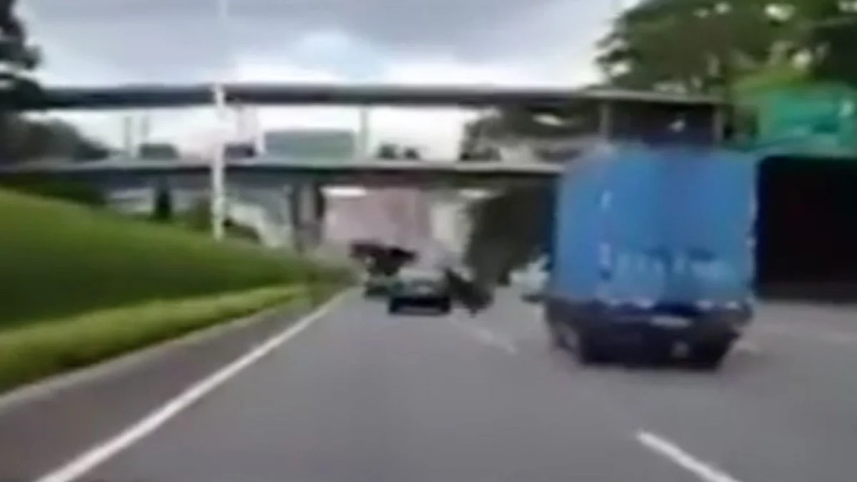 Video: Conductor sale caminando luego de que un automóvil cae sobre el suyo