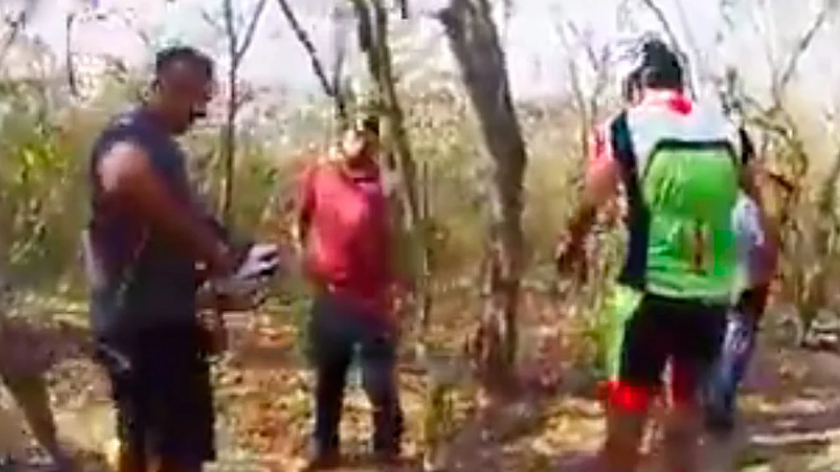 Ciclistas captan en video el momento en que son asaltados