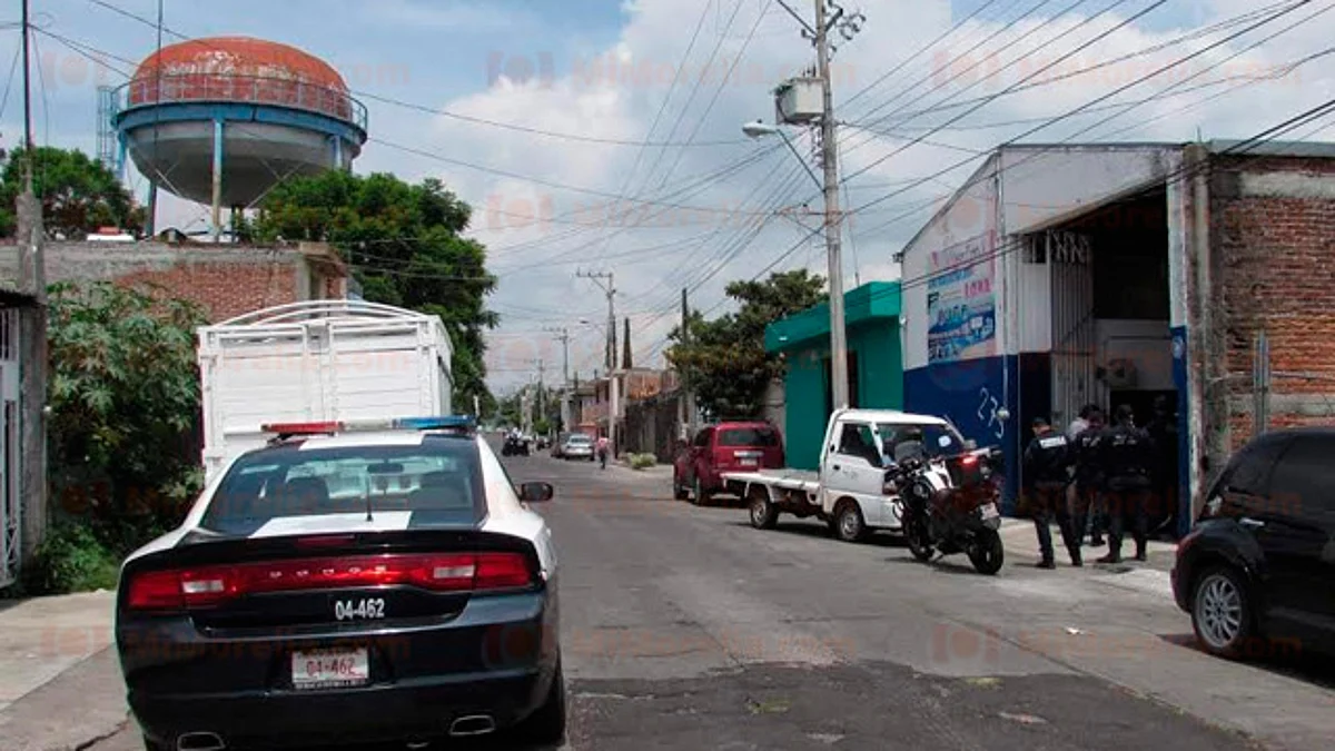 Asaltan negocio en la colonia Guadalupe; empleado resulta con “rozón” de bala en una oreja