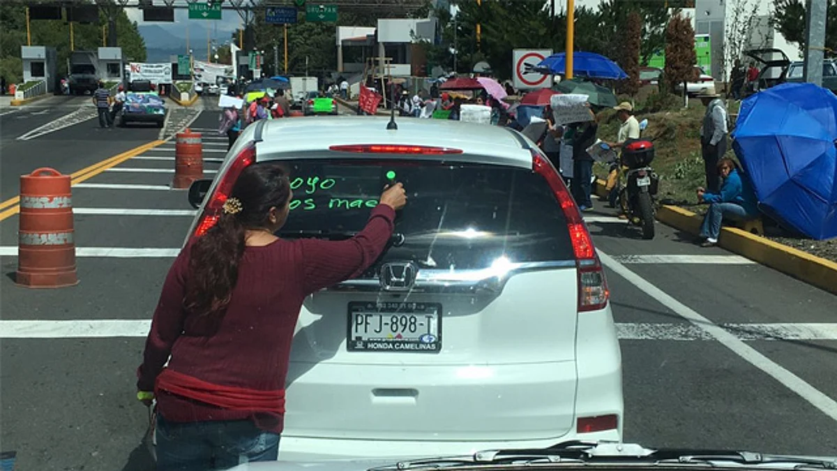 CNTE comienza a tomar casetas de peaje en Michoacán