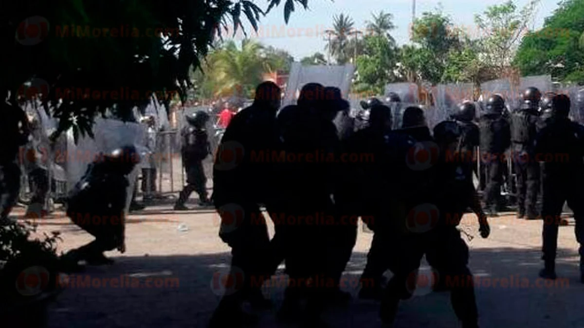 CNTE y GOEs se enfrentan en Lázaro Cárdenas; hay 4 policías heridos