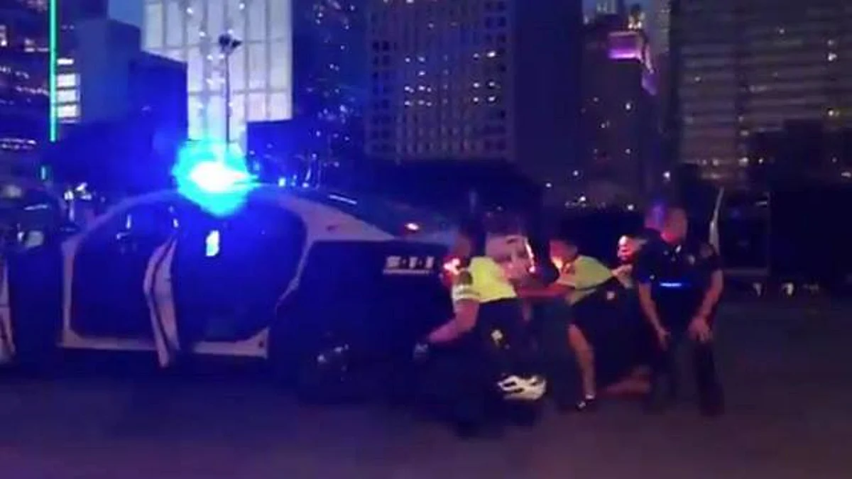 Videos: Balean a policías durante marcha contra el racismo en Texas