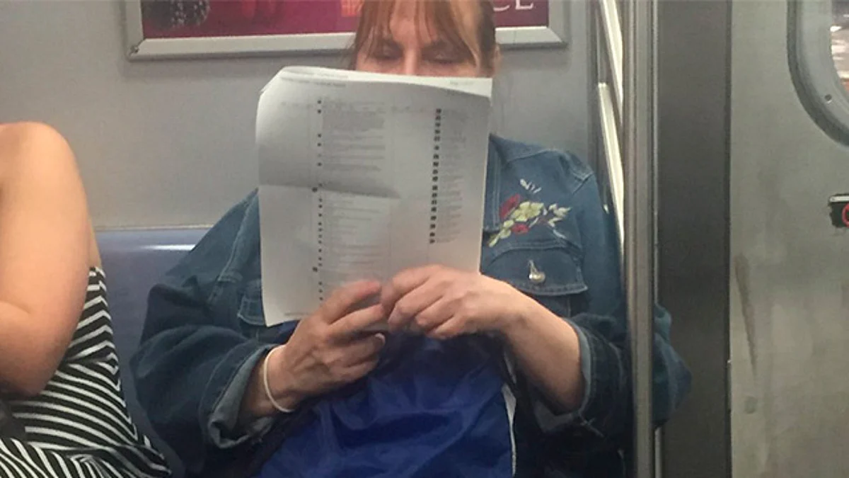 Mujer imprime páginas de comentarios en Facebook para leer en el transporte y se vuelve viral