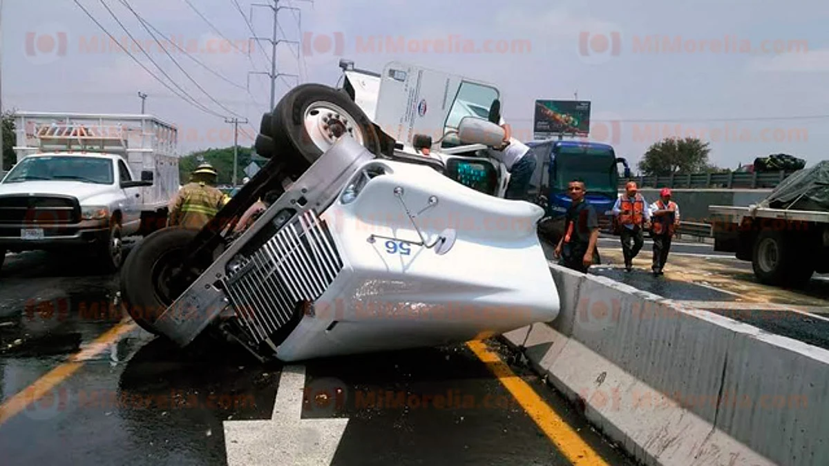 Vuelca pipa cargada con aceite en la Autopista de Occidente