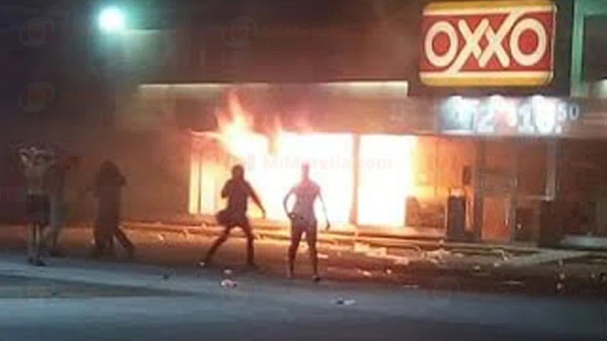 Vándalos saquean e incendian dos tiendas de conveniencia en Lázaro Cárdenas
