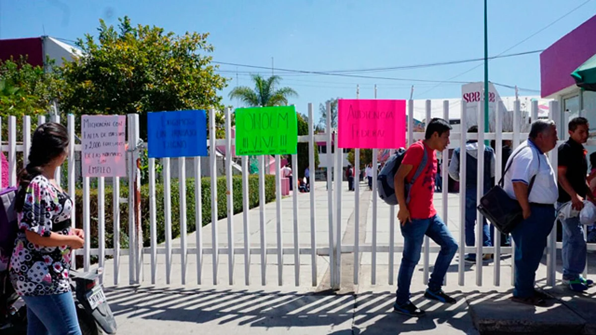 Normalistas toman oficinas de la SEE