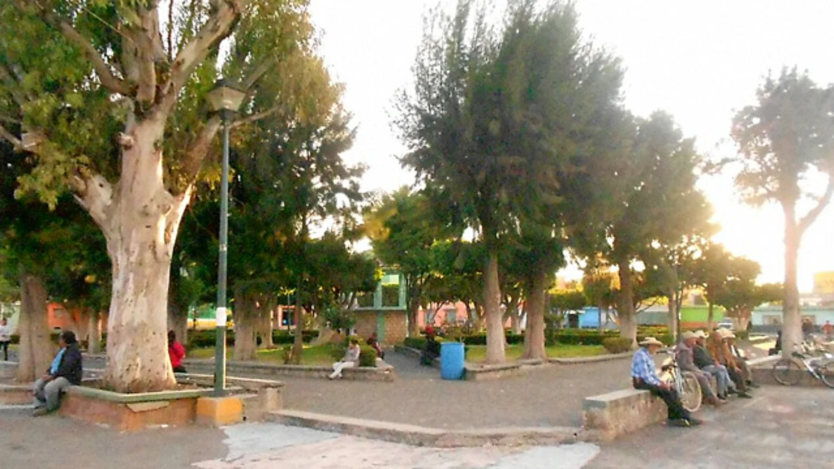 Pobladores de Téjaro piden tener voz y voto ante remozamiento de su plaza principal