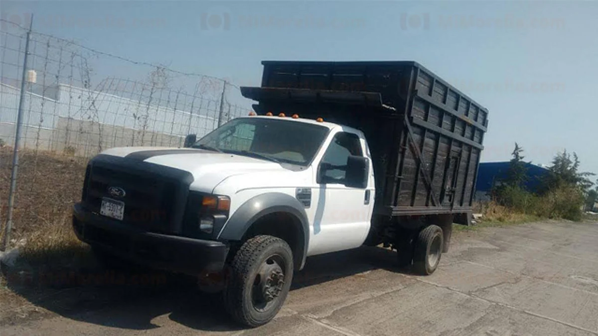 Policía Michoacán recupera camioneta de redilas robada en Morelia