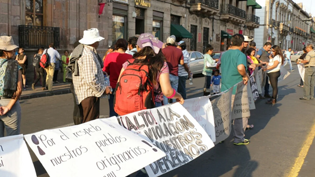 Manifestantes cierran avenida Madero en apoyo a Arantepacua