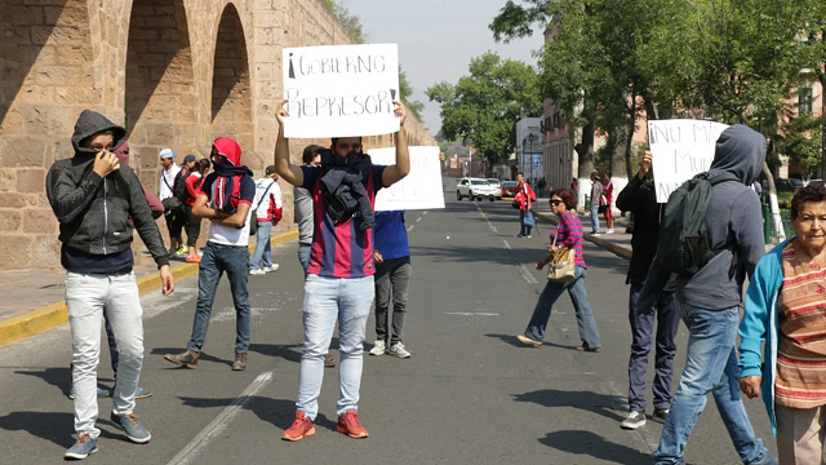 Normalistas bloquean avenida Acueducto