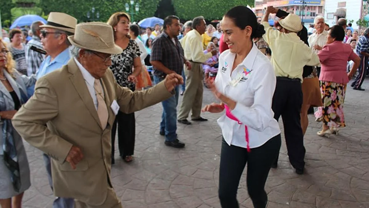 Celebran noveno aniversario del Jueves de Ritmo y Danzón en Zitácuaro