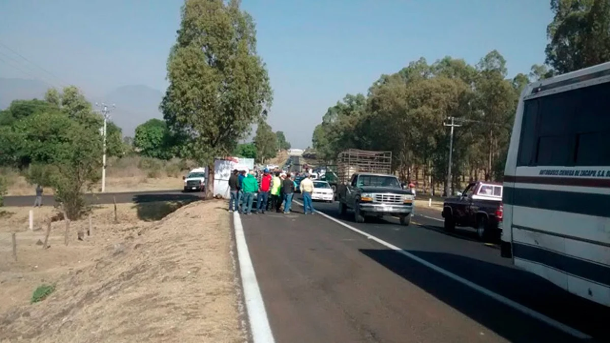 Libre el paso sobre la carretera libre Morelia-Zamora