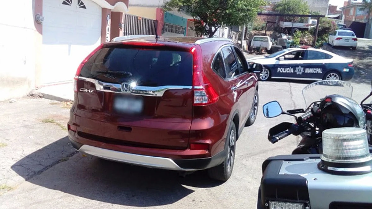 Asegura Adriana Hernández que pueden circular vehículos sin placa