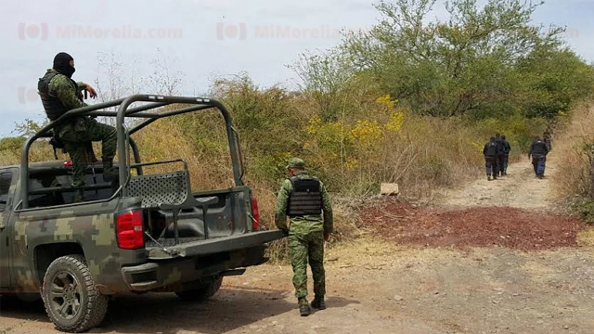 Detienen a tres sujetos con armas de fuego y un vehículo