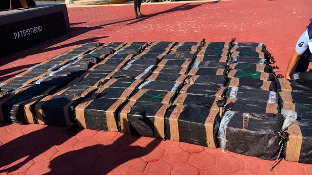 La embarcación arrojó los paquetes al mar (Foto: Semar)