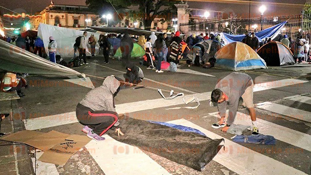 “Centistas” y normalistas retiran plantón del centro de Morelia