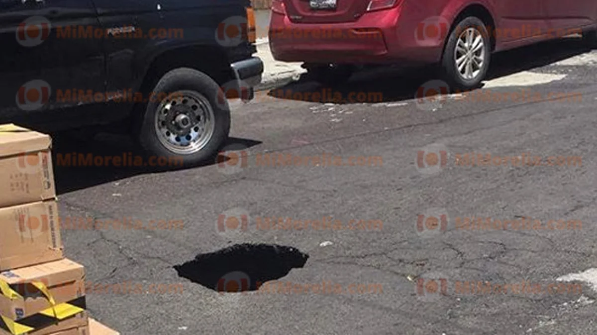Denuncian socavón y bache en Morelia