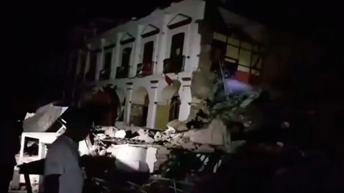 La mitad del Palacio Municipal de Juchitán, Oaxaca, derrumbado (Foto: @RenatoFloresC)