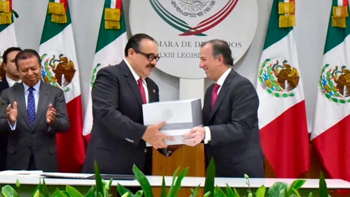 Entrega Meade paquete económico 2018 a diputados