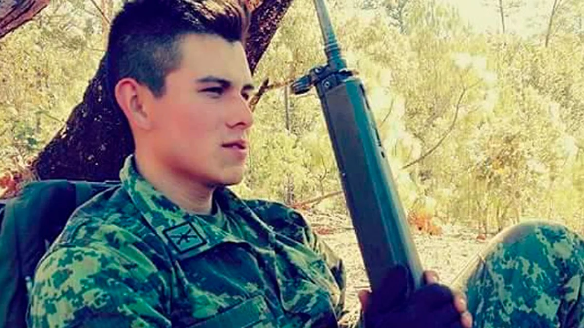 Militar desata los más desvergonzados piropos por parte de mujeres