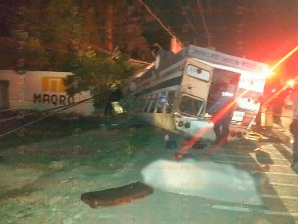 Volcadura deja 6 muertos y más de 30 heridos
