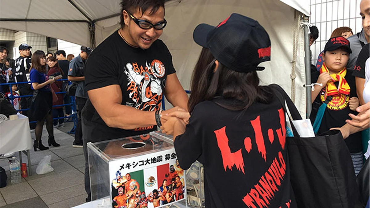 Les agradeció a sus fans con un fuerte apretón de manos (Foto: Twitter.com)