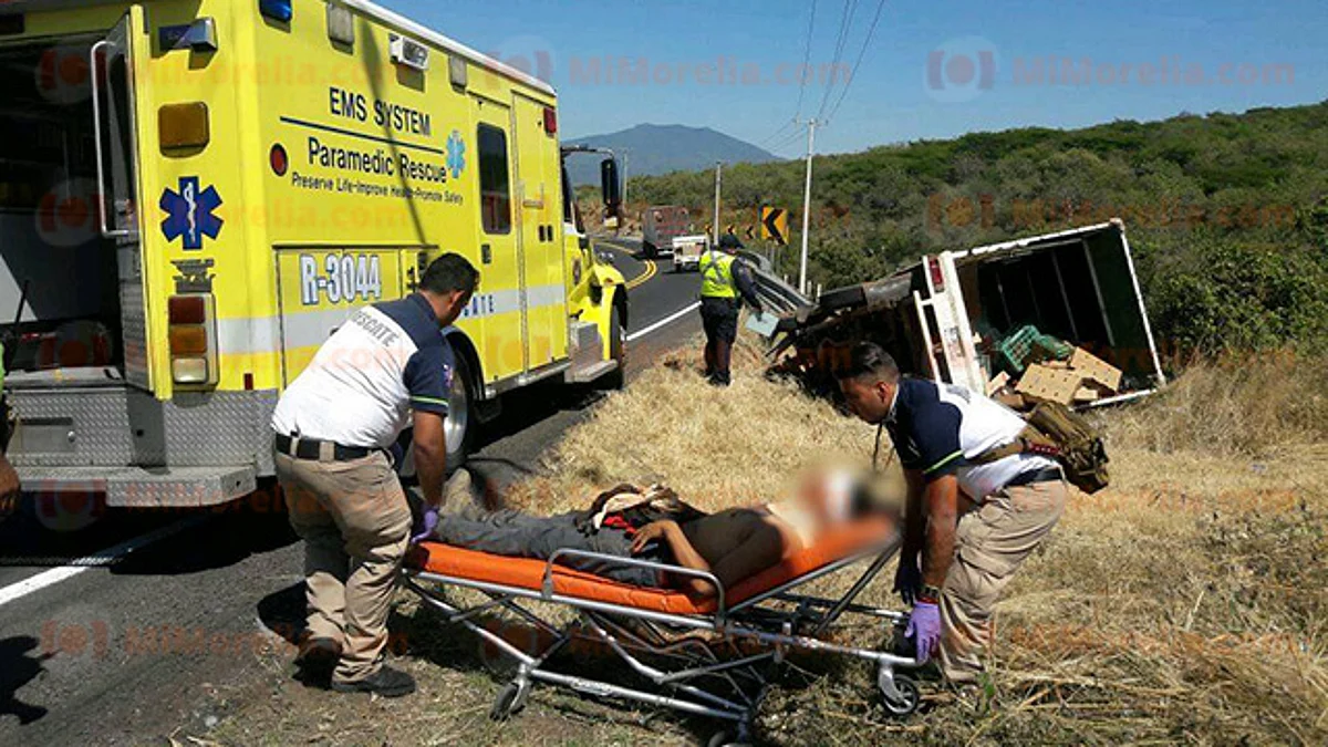 Chofer se lesiona al incrustar su camioneta en barra de contención en Zamora