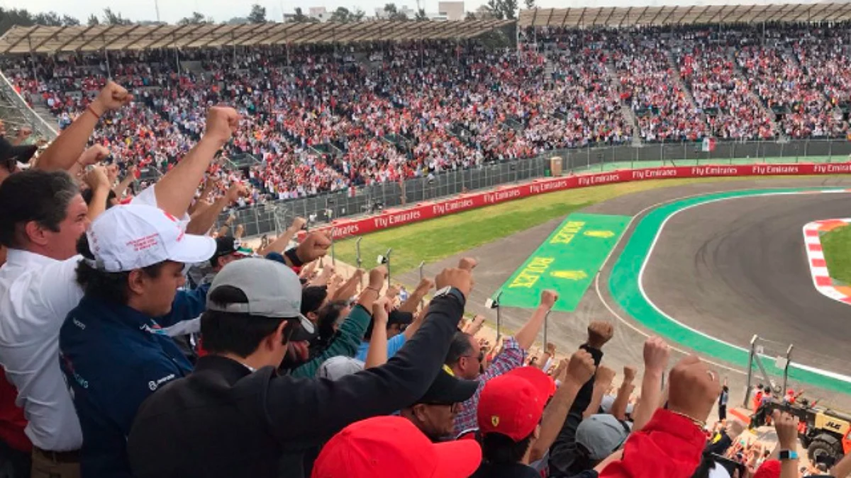 Levantan el puño para honrar a víctimas del sismo durante el GP de México