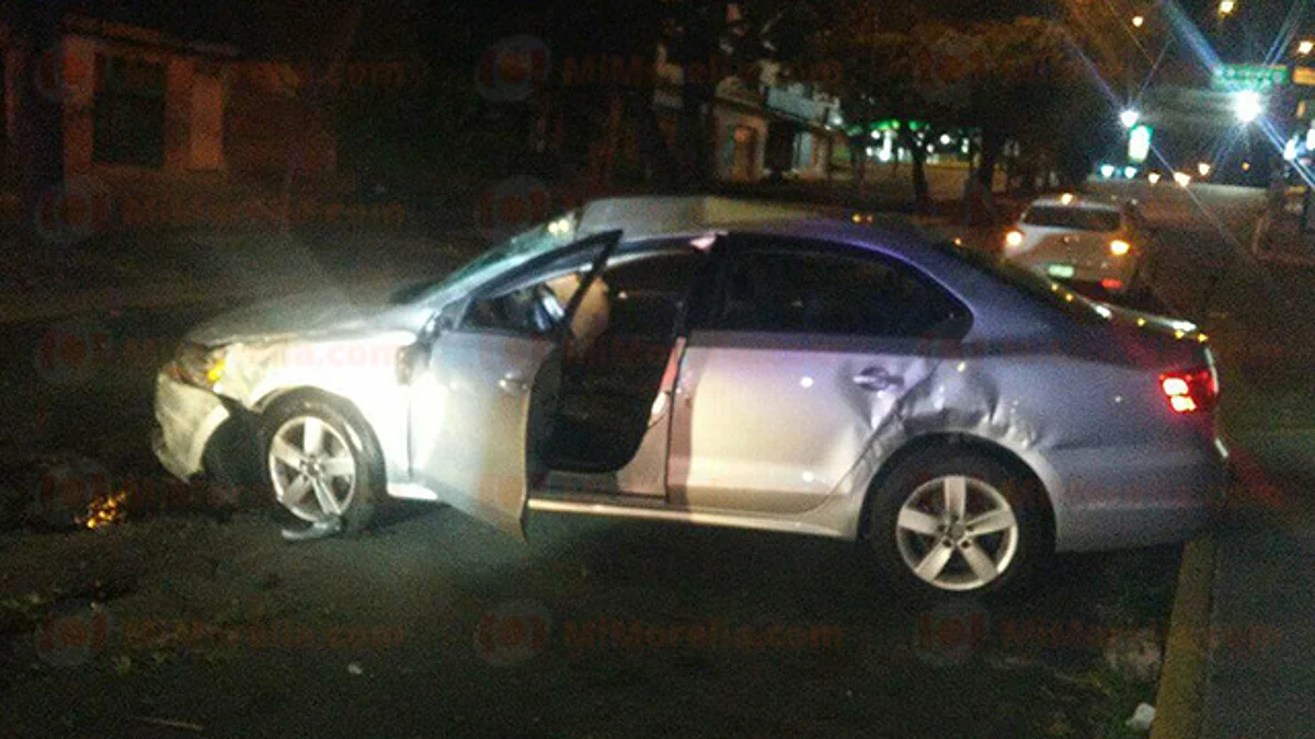 Roban auto y se accidentan al ser perseguidos por la Policía en Morelia