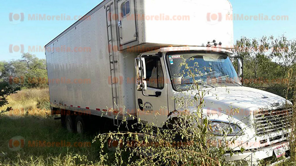 Recuperan camión de carga que tenía reporte de robo en Apatzingán
