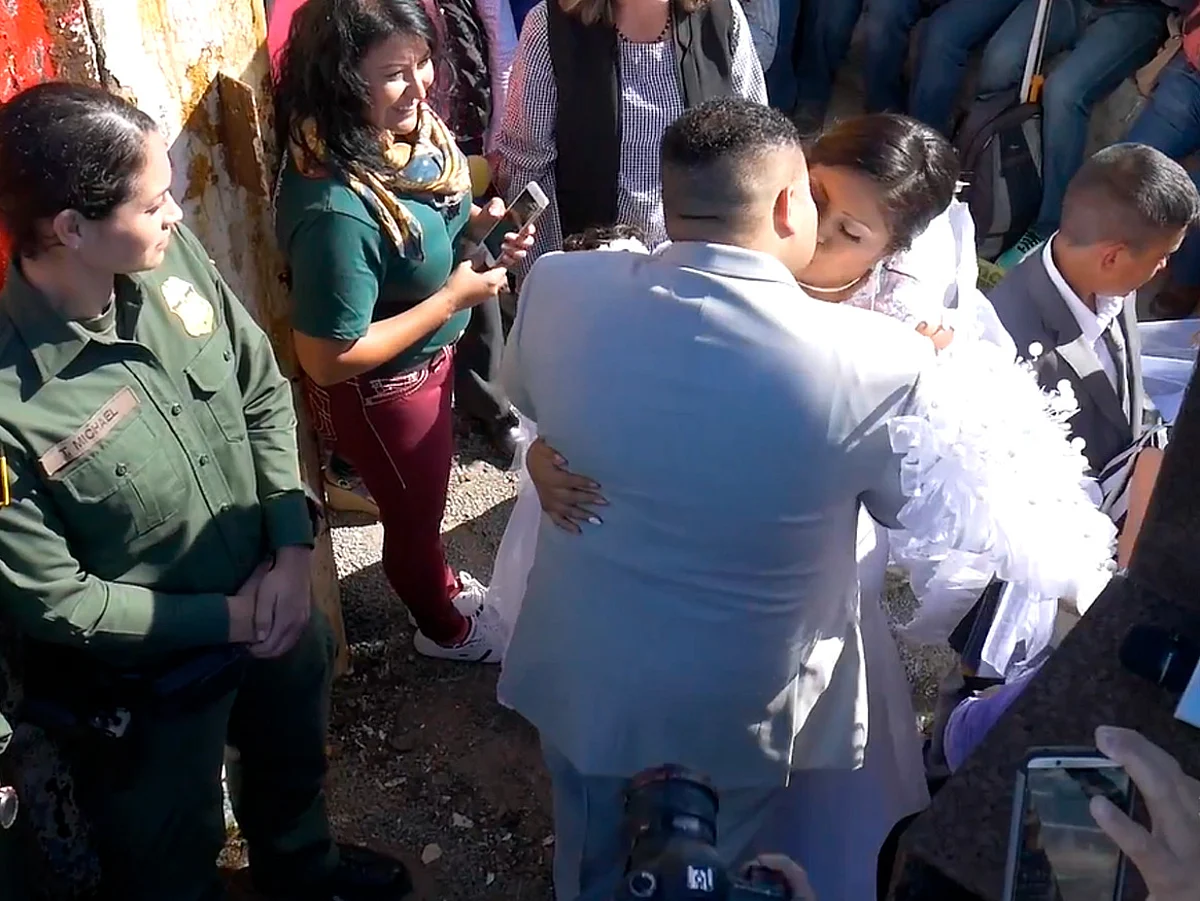 Video: Se casan en el muro fronterizo mexicana y estadounidense