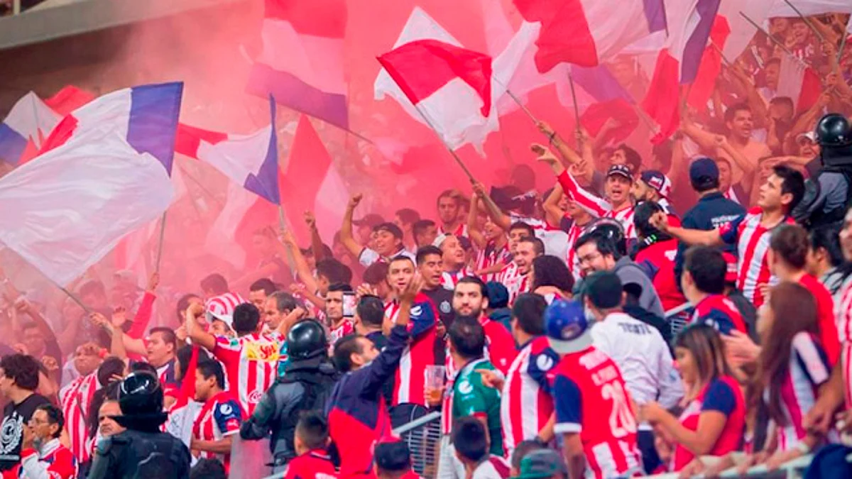 Aficionados protagonizan pelea en el Clásico Tapatío