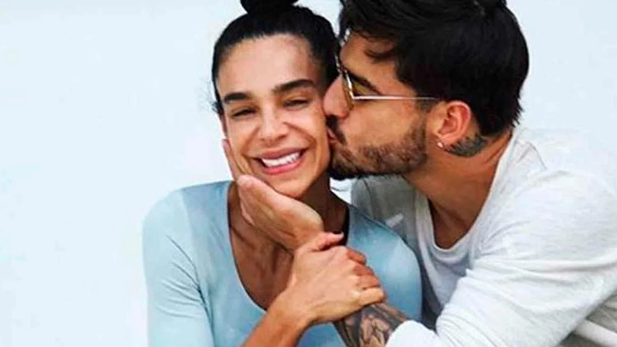 Critican a Maluma por darle un beso en la boca a su tía