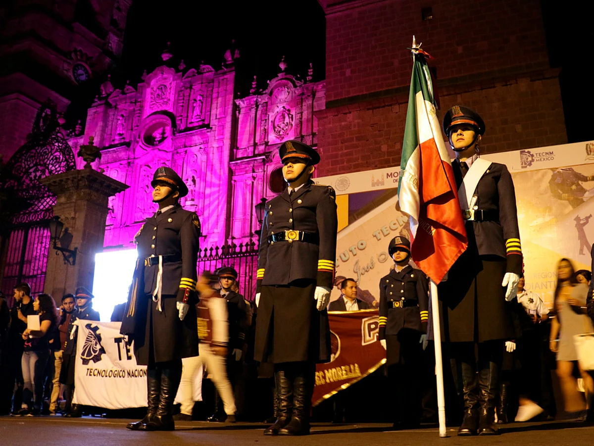 Video: Bandas de guerra y escoltas desfilan en el centro histórico de Morelia