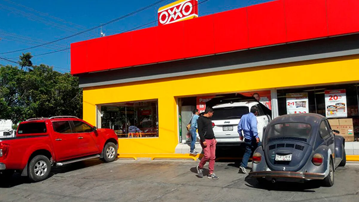 Camioneta se estrella contra una tienda de servicios en La Huerta