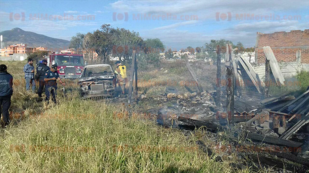 Camioneta se incendia y alcanza a una choza abandonada