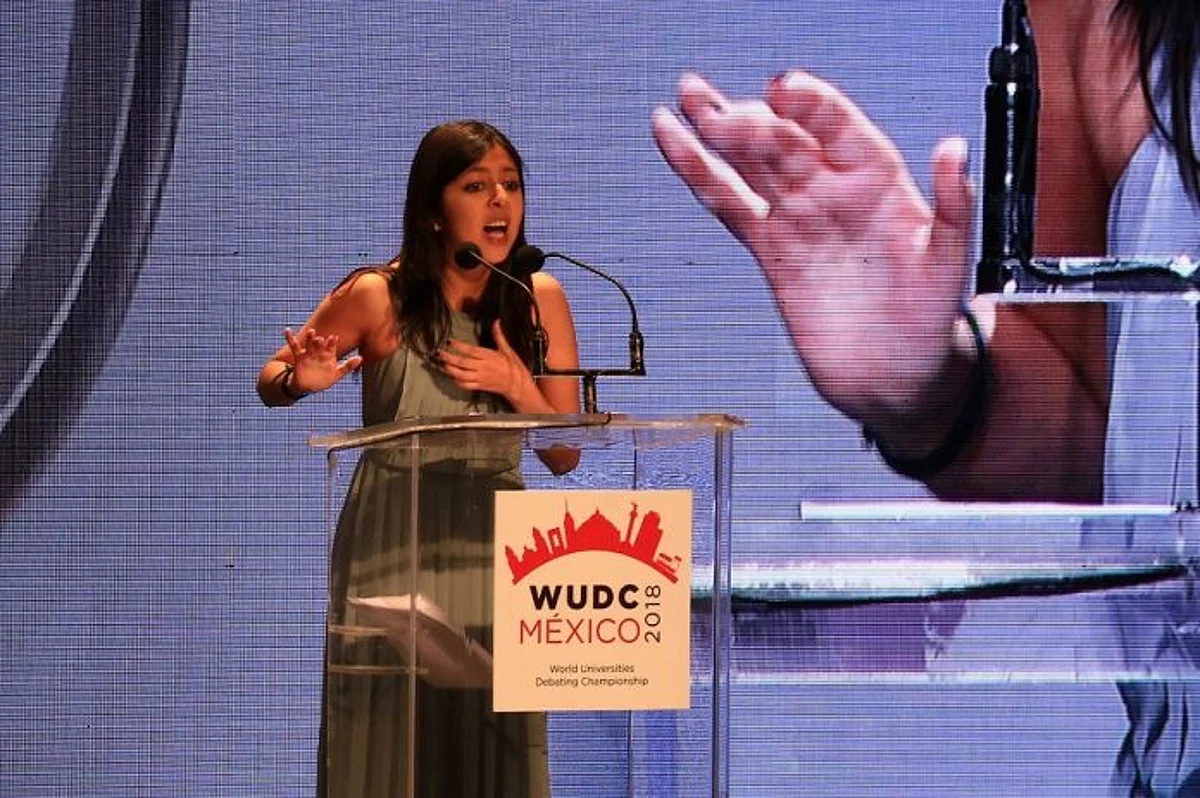 Premian a egresada del “Tec” como mejor oradora en campeonato mundial de debate