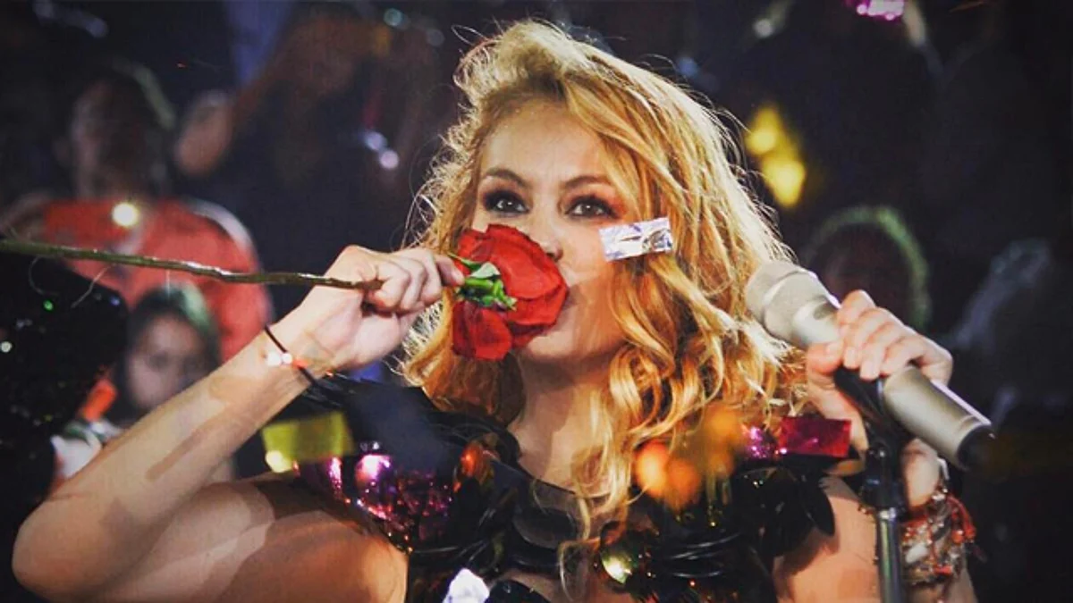 Paulina Rubio sorprende con foto “al natural”