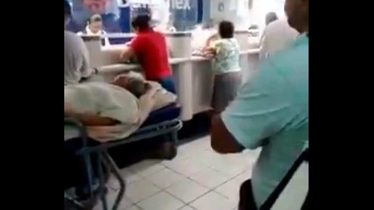Abuelita tiene que ir en camilla a cobrar su pensión