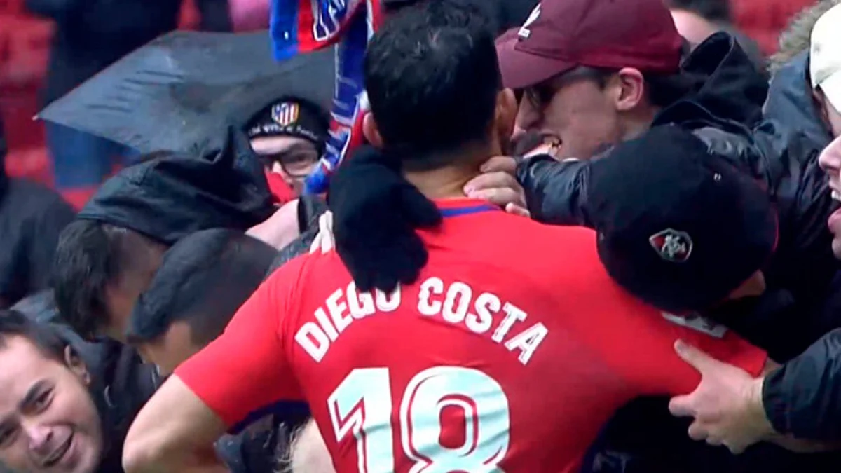 Expulsan a Diego Costa por festejar con la afición del Atlético de Madrid
