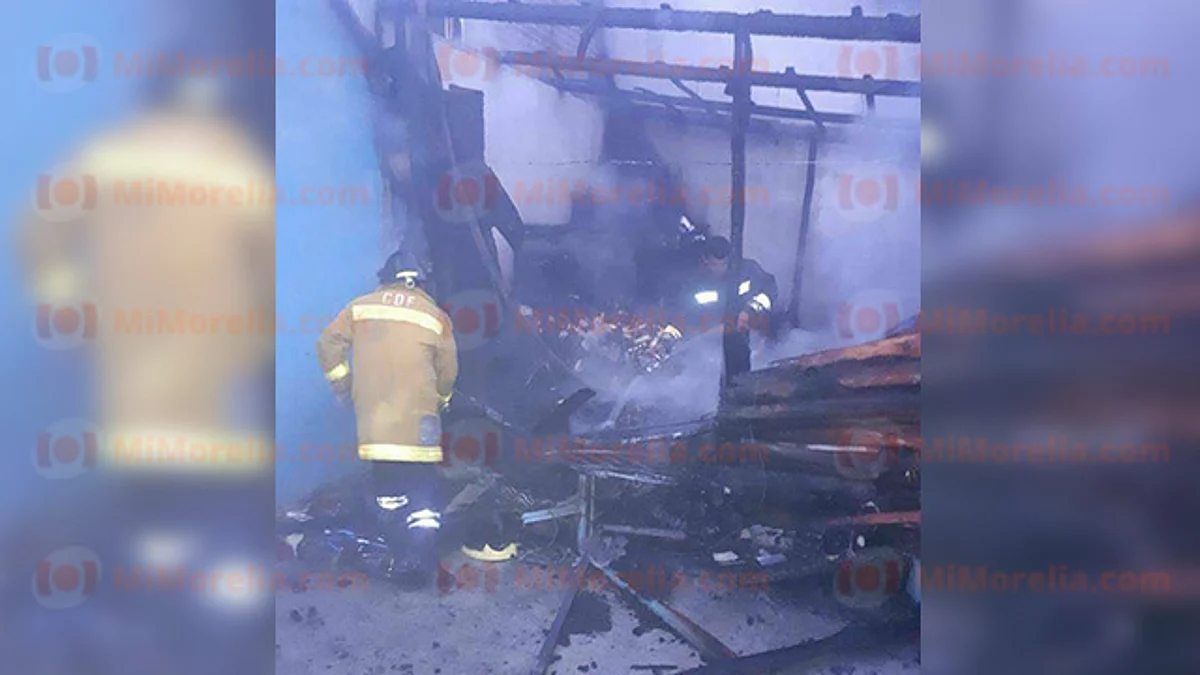 Se incendia pequeña bodega de carbón en domicilio de Zitácuaro
