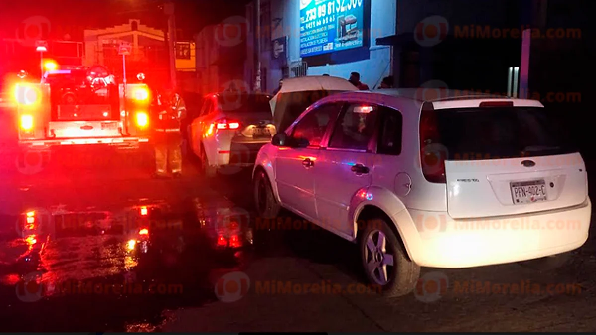 Automóvil se incendia y queda dañado a unos metros de la avenida Periodismo