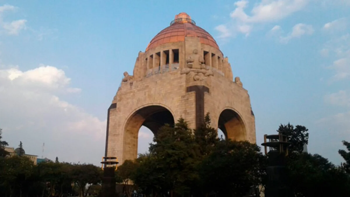 Hombre cae del Monumento a la Revolución y muere