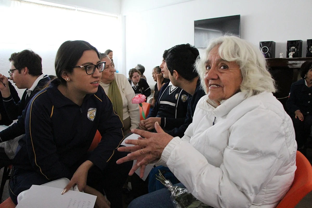 Conviven alumnos de prepa con abuelitos de la Estancia del Adulto Mayor en Zitácuaro