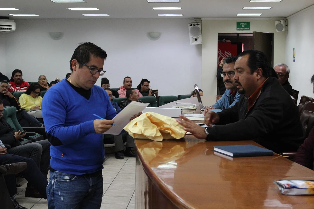 Entrega UMSNH vales de calzado para sindicalizados del SUEUM