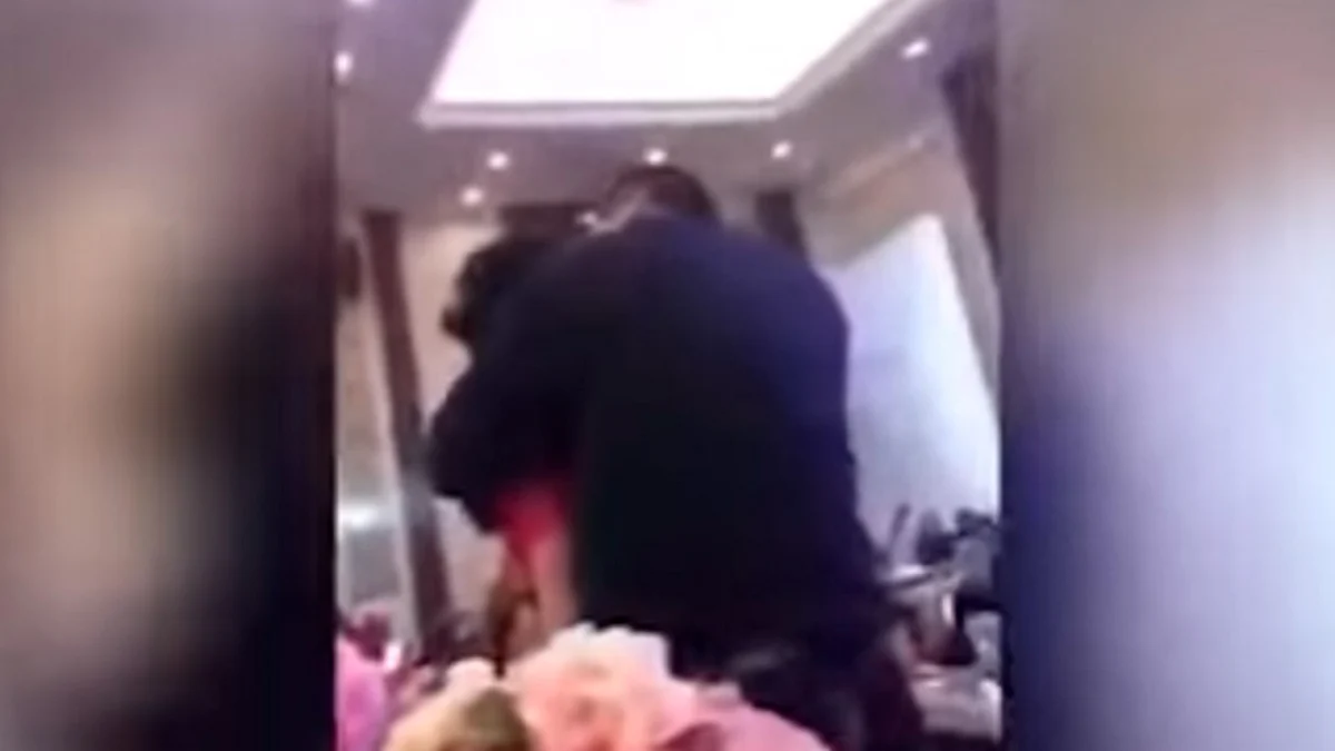 Suegro le planta beso a su nuera en su boda y todo termina en golpes