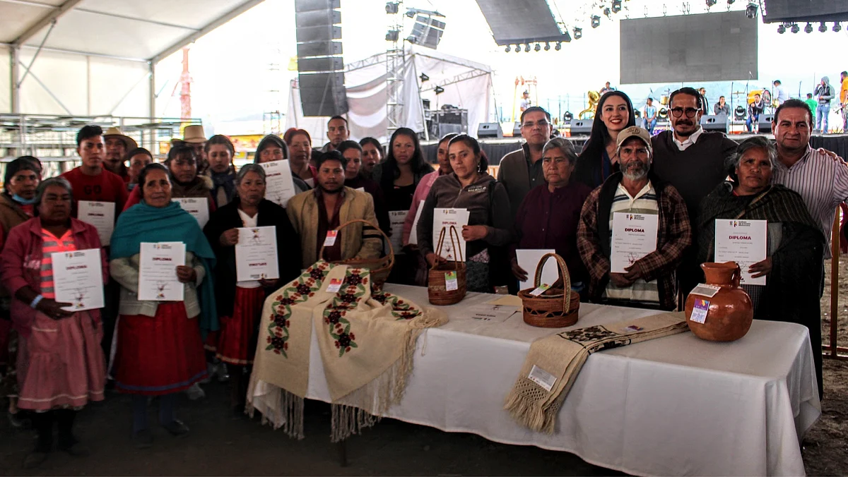 Premian a ganadores del XXVI Concurso Regional de Artesanías en Zitácuaro