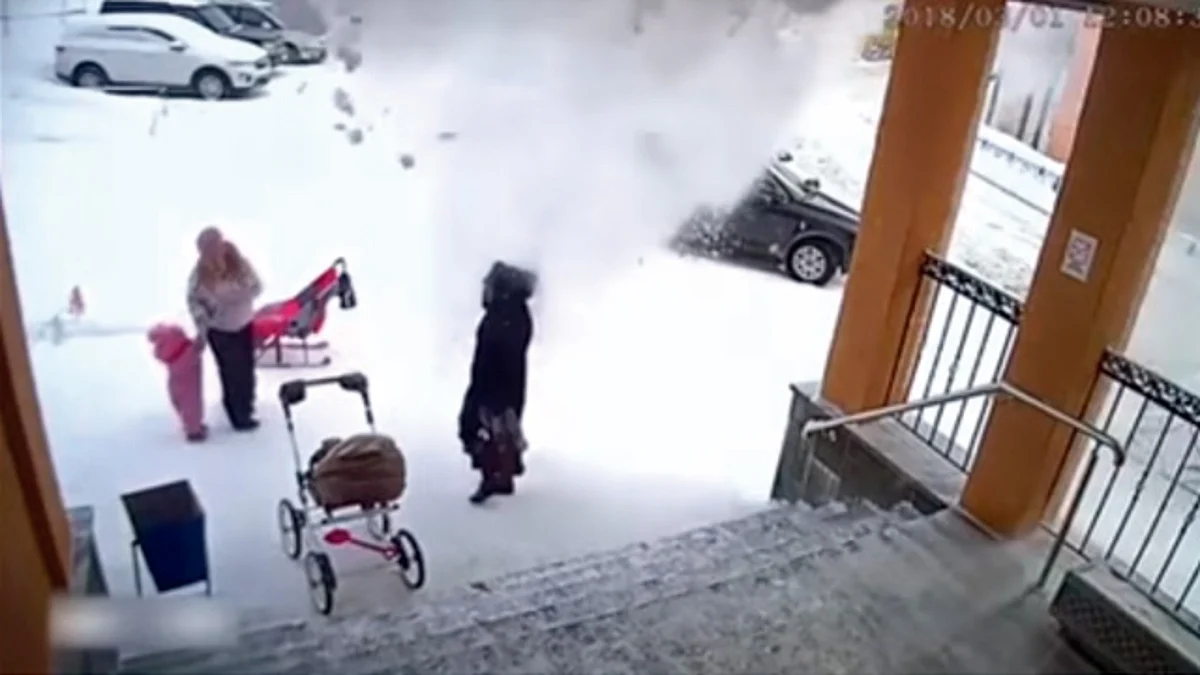 Madre es salvada por su hija tras caer una masa de nieve